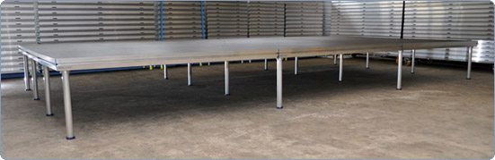 Színpad 8x6m, magasság: 80-100cm, lépcső szélessége: 1m, szövet 8+6+5m