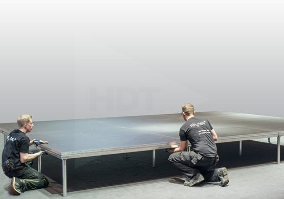 Színpad 8x6m, magasság: 80-100cm, lépcső szélessége: 1m, szövet 8+6+5m